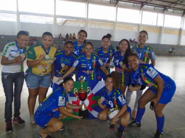 Vitória das Abelhas Rainhas marca encerramento do Torneio Cidade Futsal
