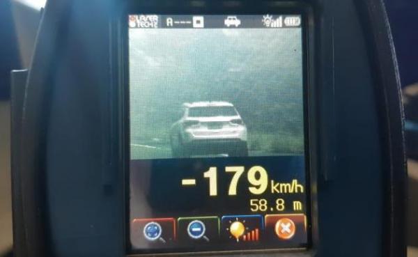 PRF flagra motorista a 179 km por hora na BR-343.(Imagem:PRF-PI)