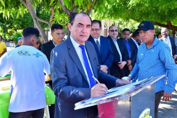Prefeitura de Floriano assina convênios com as associações de produtores rurais