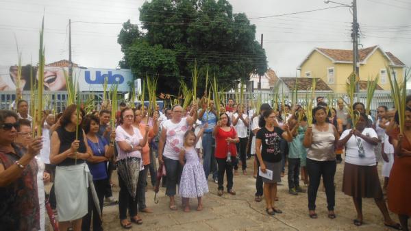 Fi&eacute;is da par&oacute;quia S&atilde;o Pedro de Alc&acirc;ntara.(Imagem:FlorianoNews)