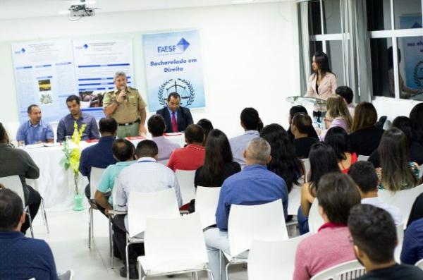 Comandante da PM de Floriano participa de Mesa Redonda com acadêmicos da FAESF