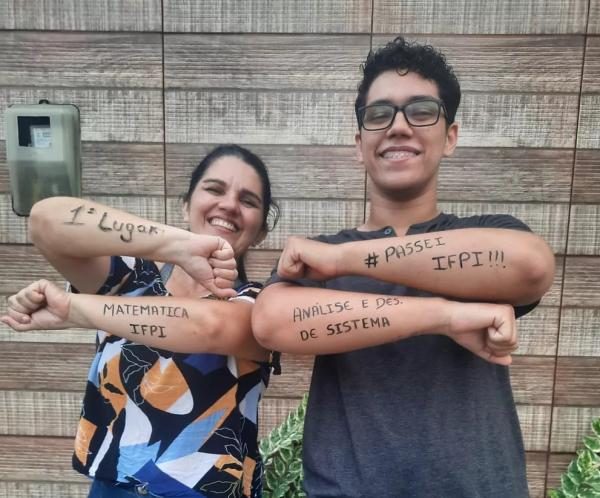 Mãe e filho no Piauí se preparam juntos para o Enem e são aprovados na mesma instituição de ensino