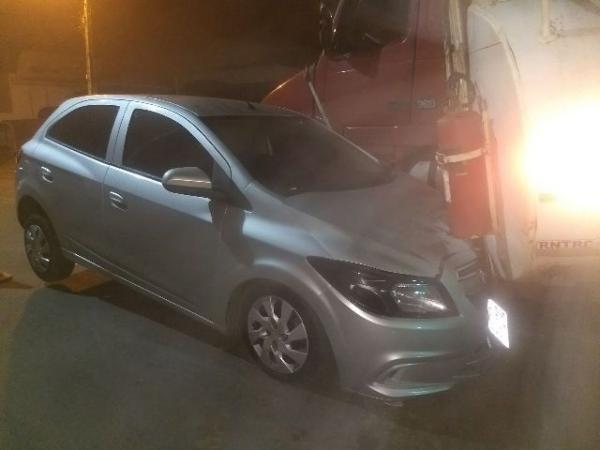Caminh&atilde;o descarrila sobre autom&oacute;vel e provoca interdi&ccedil;&atilde;o de via em Floriano.(Imagem:FlorianoNews)