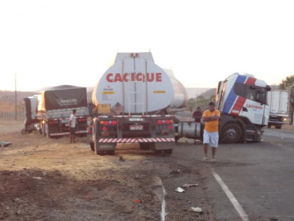 Acidente entre carretas deixa tr&ecirc;s pessoas feridas na BR-230.(Imagem:FlorianoNews)