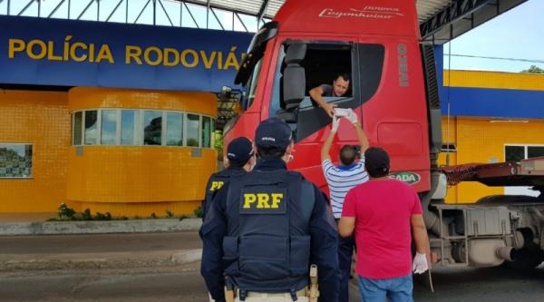 PRF-PI distribui alimentos aos caminhoneiros nas rodovias federais