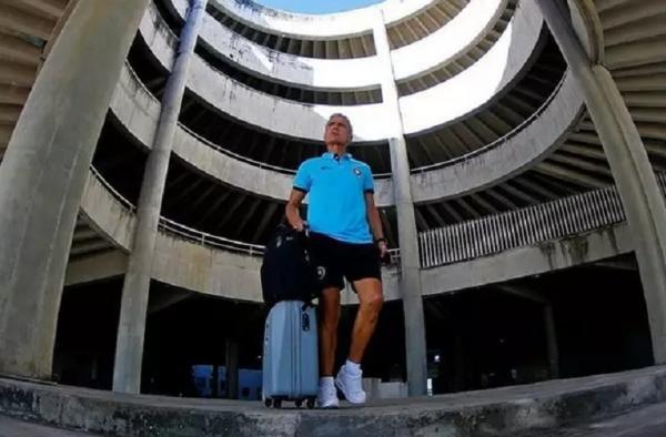 Luís Castro se despede de jogadores, e Botafogo oficializa saída