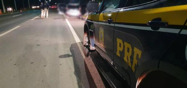 Carro capota e motorista é sacado para fora do veículo ao fugir de fiscalização da PRF no Piauí