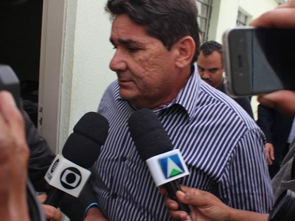Vereadores cassam prefeito suspeito de matar esposa em Lagoa do Sítio