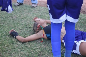 Com calor de 39°, árbitro termina jogo aos 36; cinco atletas vão ao hospital