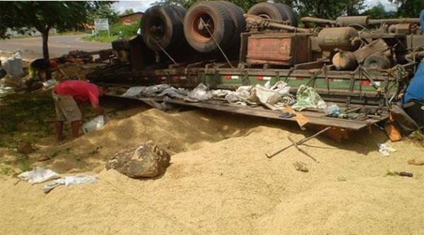 Caminh&atilde;o carregado de arroz tomba e mata motorista em Ribeiro Gon&ccedil;alves(Imagem:Divulga&ccedil;&atilde;o)