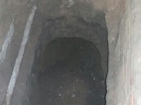 Buraco de quatro metros de profundidade foi encontrado em pavilh&atilde;o.(Imagem:Divulga&ccedil;&atilde;o/Sejus)