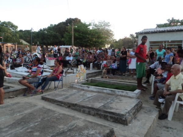 Pessoas assistindo a missa no cemit&eacute;rio central(Imagem:Cida Santana)
