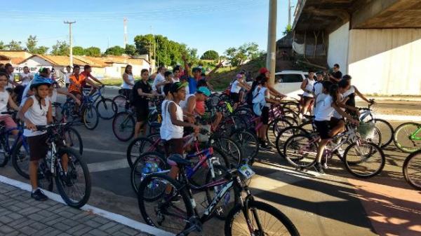 Alunos da Escola Pequeno Pr&iacute;ncipe participam de passeio cicl&iacute;stico.(Imagem:EPP)