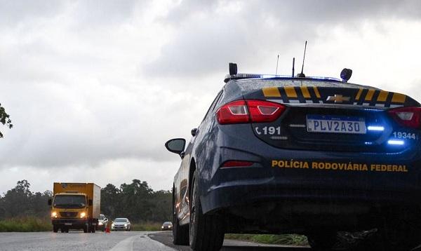 Caminhoneiros interditam rodovias no Rio, apesar de decisão judicial
