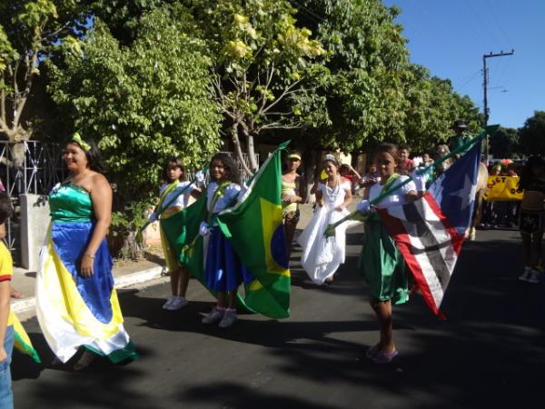 Desfile escolar comemora a Semana da P&aacute;tria em Bar&atilde;o de Graja&uacute;.(Imagem:FlorianoNews)