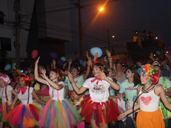 Crianças com câncer recebem visita de super-heróis e ganham até desfile em Teresina