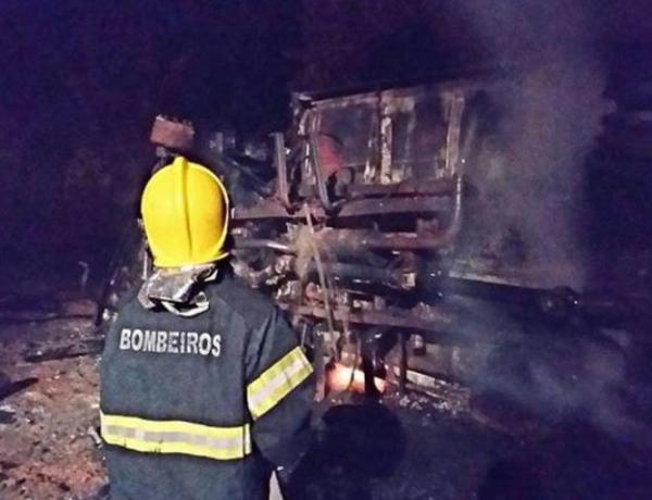 Caminh&atilde;o tanque capota, pega fogo e motorista morre carbonizado na BR-343.(Imagem:Cidadeverde.com)