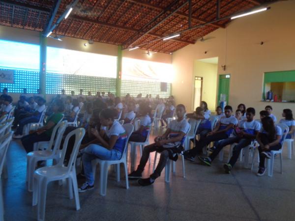 Estudantes participam de palestra sobre combate &agrave;s drogas.(Imagem:FlorianoNews)