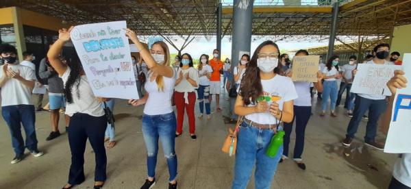Protesto de estudantes dos cursos de sa&uacute;de na UFPI.(Imagem:Marcos Teixeira/TV Clube)