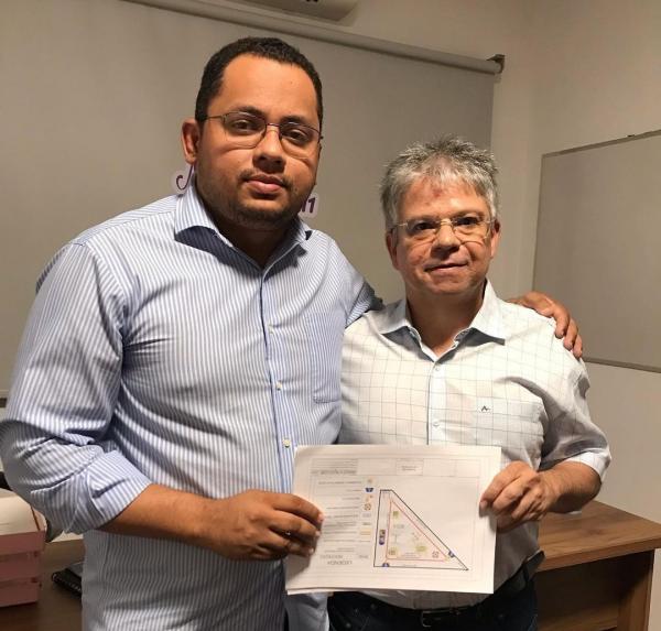 Vereador Dessim Almeida entrega projeto de praça ao Deputado Gustavo Neiva para o bairro Cajueiro 2