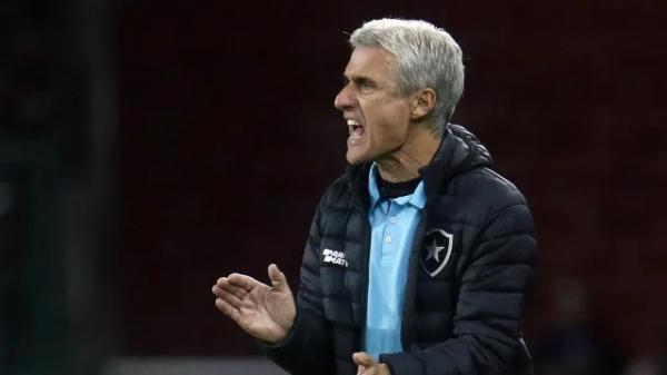 Técnico encerra vínculo com Botafogo e aceita acordo do time saudita de CR7