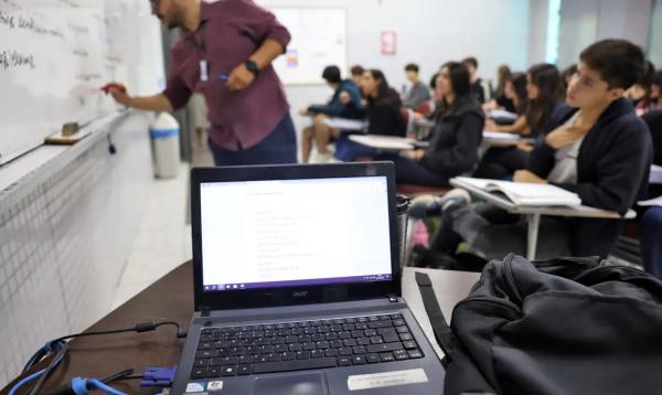 Professor do colégio Galois, Samuel Rbeiro Costa, em sala de aula com alunos na preparação nos últimos dias antes da prova do Enem 2024.(Imagem:José Cruz/Agência Brasil)