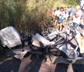 Jovem morre em grave acidente com bitrem; carro se dividiu em mais de 15 partes