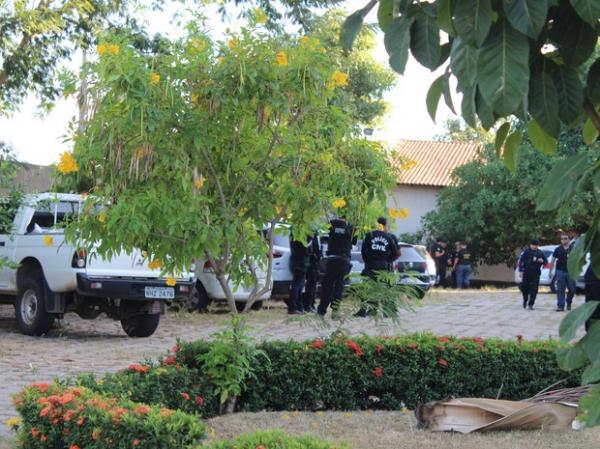 Policiais da Delegacia de Entorpecentes e Delegacia de Homic&iacute;dios participaram da a&ccedil;&atilde;o.(Imagem:Catarina Costa/G1)