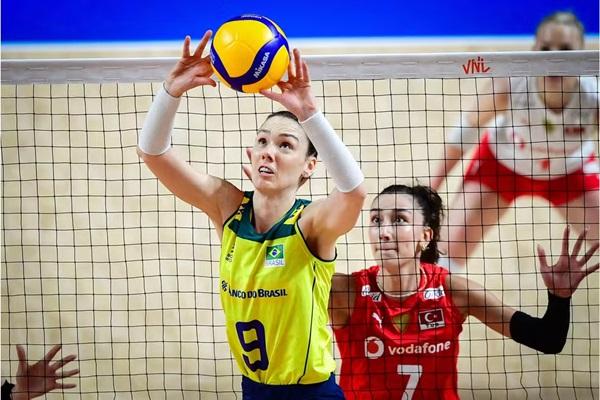 Roberta foi um dos destaques da partida (Imagem:Divulga&ccedil;&atilde;o/FIVB)