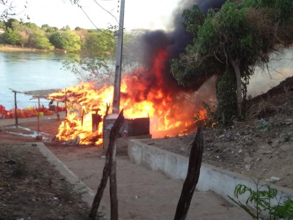 Inc&ecirc;ndio destr&oacute;i barracas na prainha em Bar&atilde;o de Graja&uacute;.(Imagem:FlorianoNews)