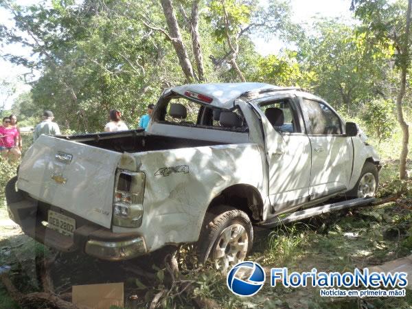 Pneu estoura e motorista bate contra &aacute;rvores na zona rural de Floriano.(Imagem:FlorianoNews)
