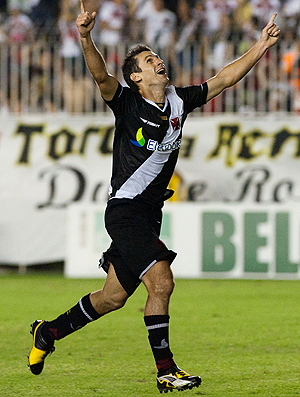 Vasco bate o Atlético-GO na Colina e dorme fora da zona de rebaixamento
