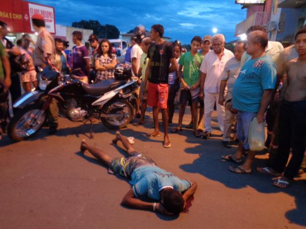 Acidente envolvendo moto e veículo deixa homem ferido na BR-343