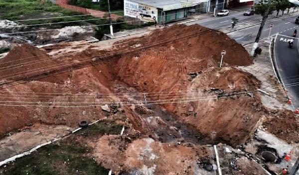 Trecho em recuperação na BR-343 cede e abre dois buracos