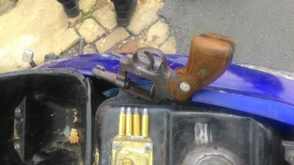 For&ccedil;a T&aacute;tica prende dupla com arma de uso restrito em Floriano.(Imagem:For&ccedil;a T&aacute;tica)