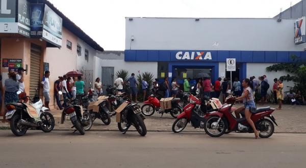Coronavírus: Pessoas se aglomeram em filas de bancos em Barras