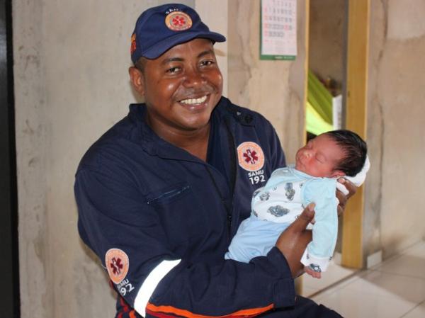 Mãe dá nome de Samuel a bebê que nasceu em ambulância do Samu no PI