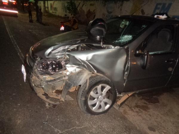 Automóvel atropela casal em parada de ônibus e colide contra carreta em Floriano