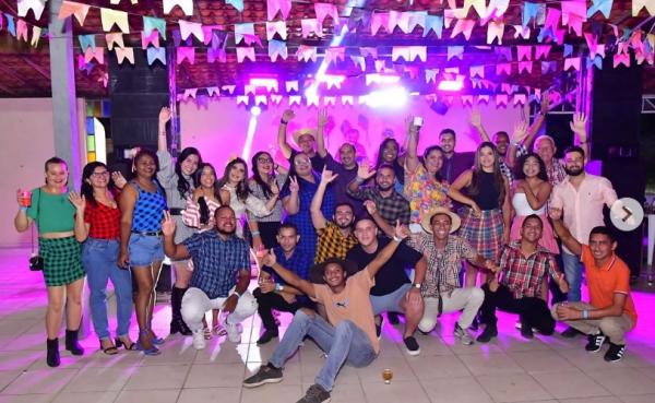Arraiá da Câmara Municipal de Floriano celebra cultura nordestina com muita animação