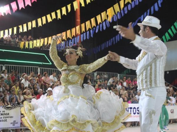 Quadrilhas fazem viagem no tempo e encantam na 2ª noite da Vila Junina