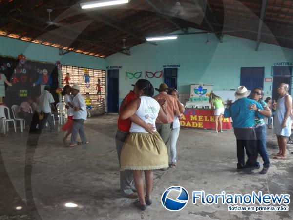 Centro de Refer&ecirc;ncia da Assist&ecirc;ncia Social realizou pr&eacute;via carnavalesca para idosos.(Imagem:FlorianoNews)