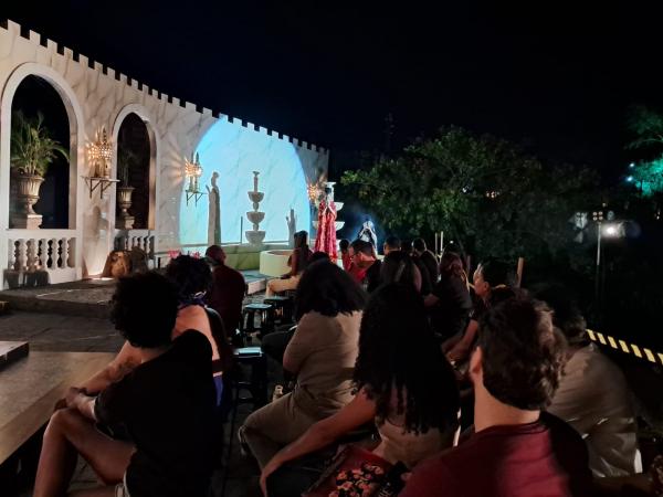 Grupo ESCALET transforma cidade cenográfica em palco da tragédia de