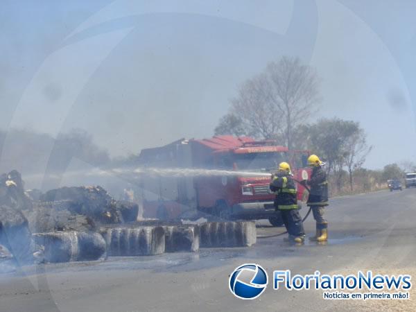 Carga de algod&atilde;o pega fogo em cima de caminh&atilde;o em Floriano.(Imagem:FlorianoNews)