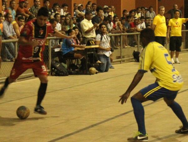 AABB,de amarelo, se classificou para as semifinais ap&oacute;s vit&oacute;ria sobre o Caju&iacute;na.(Imagem:Renan Morais)