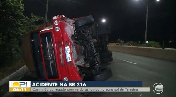 Caminhão carregado com verduras tomba na BR-316 após pneu estourar