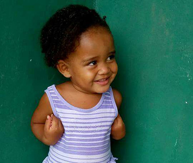 Menina de 2 anos morre afogada ao cair dentro de balde no Piauí