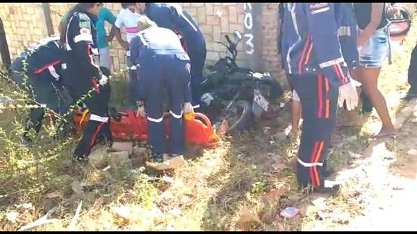 Adolescentes em motocicleta batem contra muro e ficam feridos em Floriano