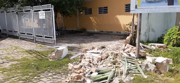Grade de proteção da TV Alvorada é derrubada por veículo desgovernado
