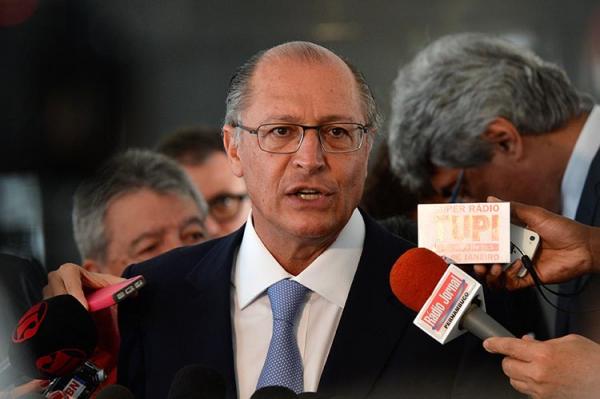 Alckmin em resposta a Bolsonaro: "covardia é dele de desrespeitar"