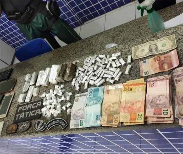 PM estoura ponto de droga em Parnaíba e apreende Euro e Dólar